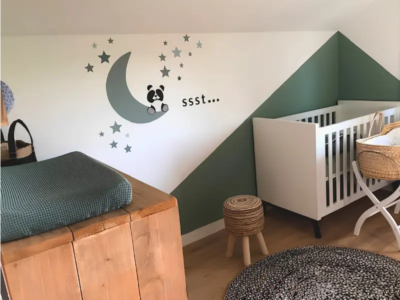 Behangsticker panda op maan in een groene neutrale babykamer